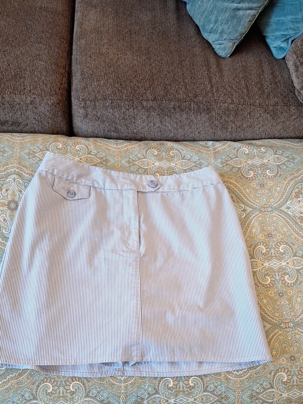 🔥🔥CLEARANCE🔥🔥 Briggs New York Light Blue and White Striped Skort. Size 6